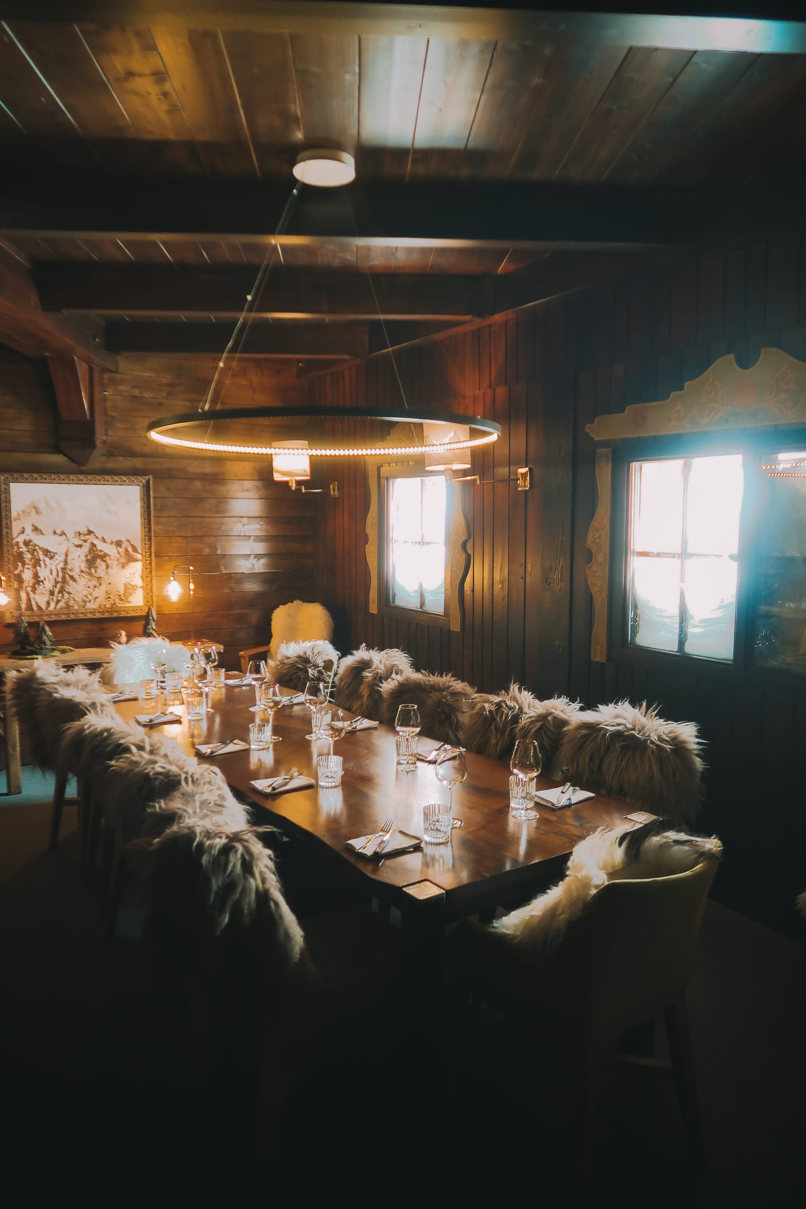 dining 3032 metres