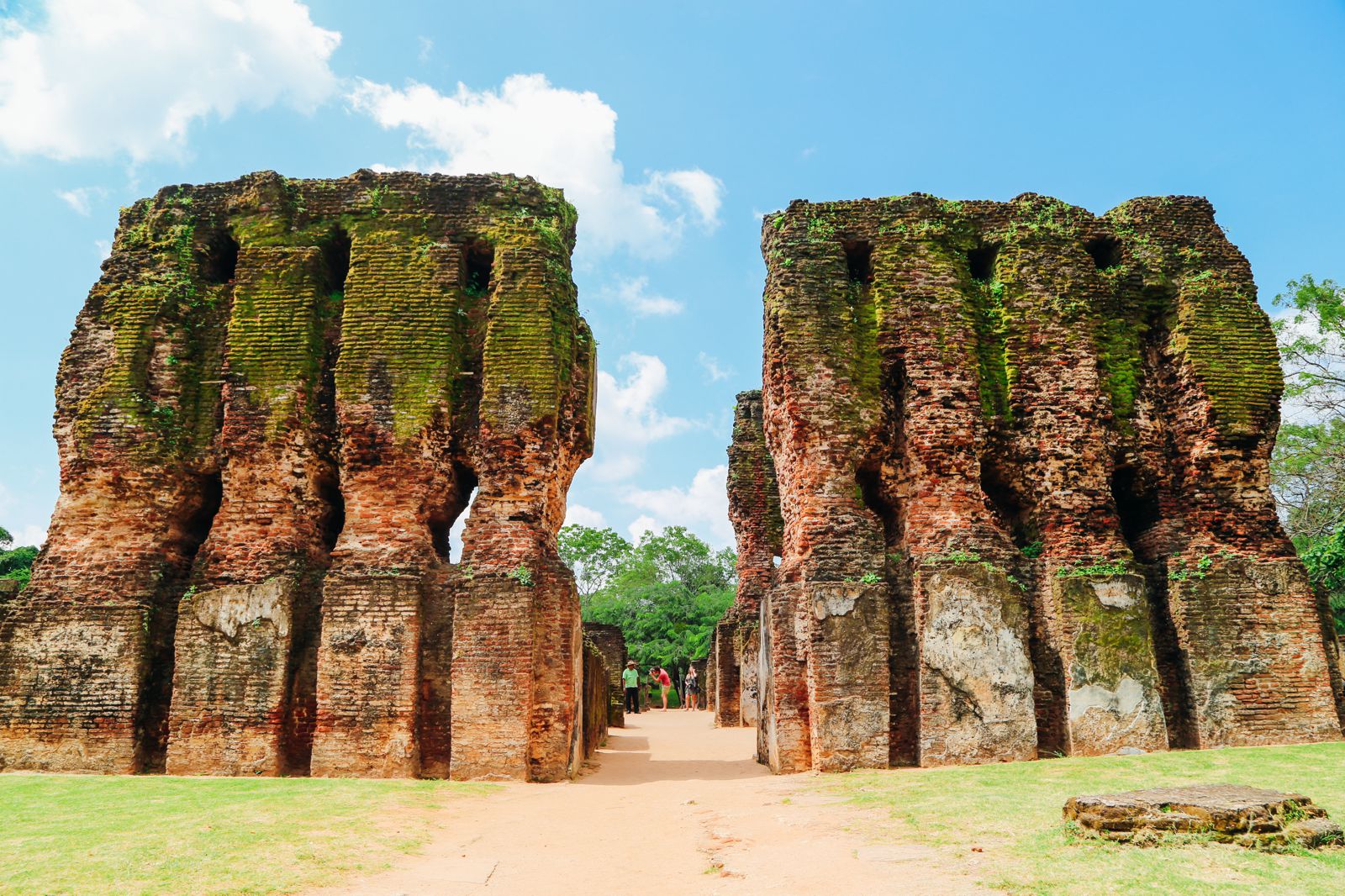 exploring polonnaruwa sri