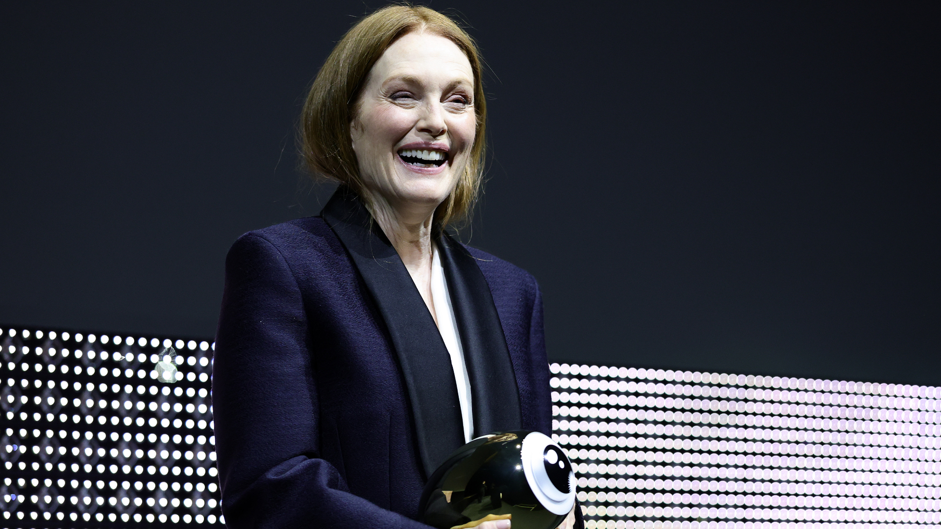 julianne moore accepts