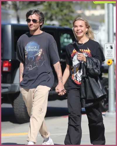 louis tomlinson holds