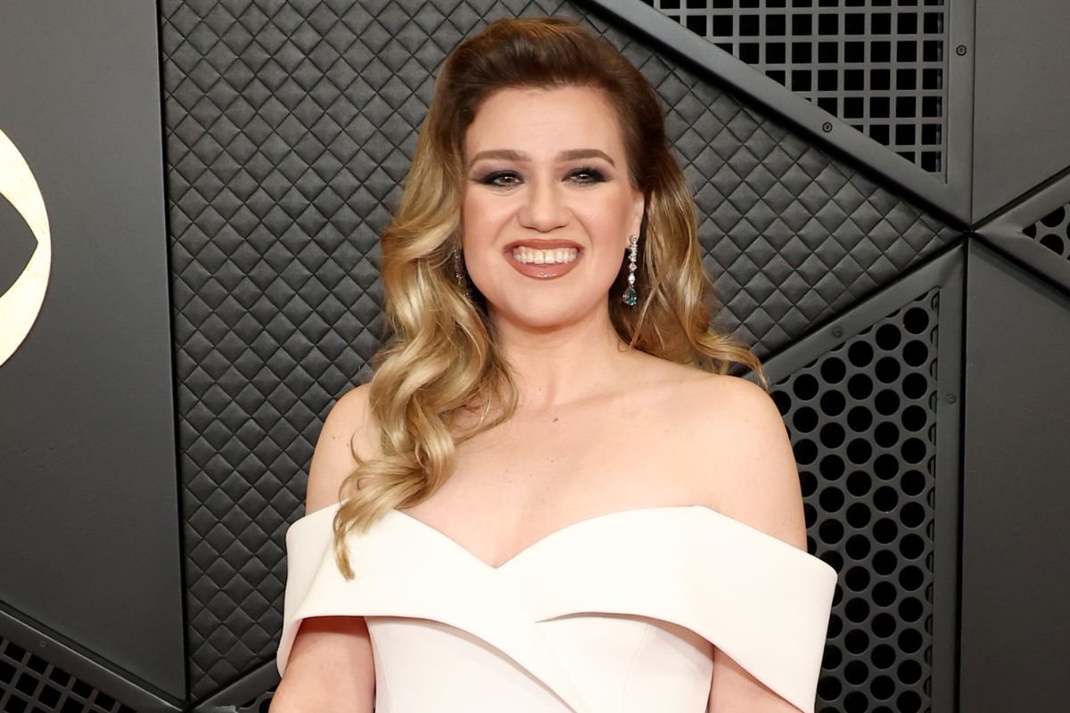 kelly clarkson stopped