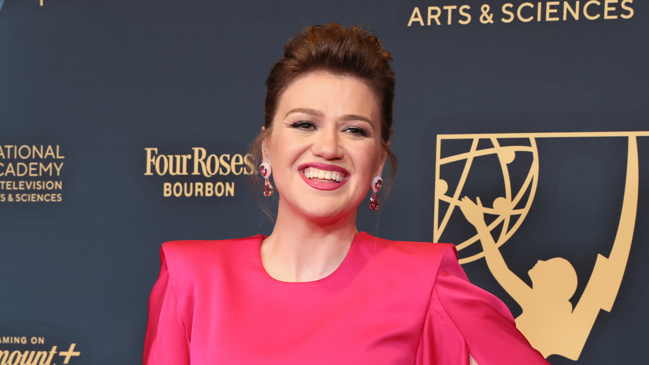 kelly clarkson responds