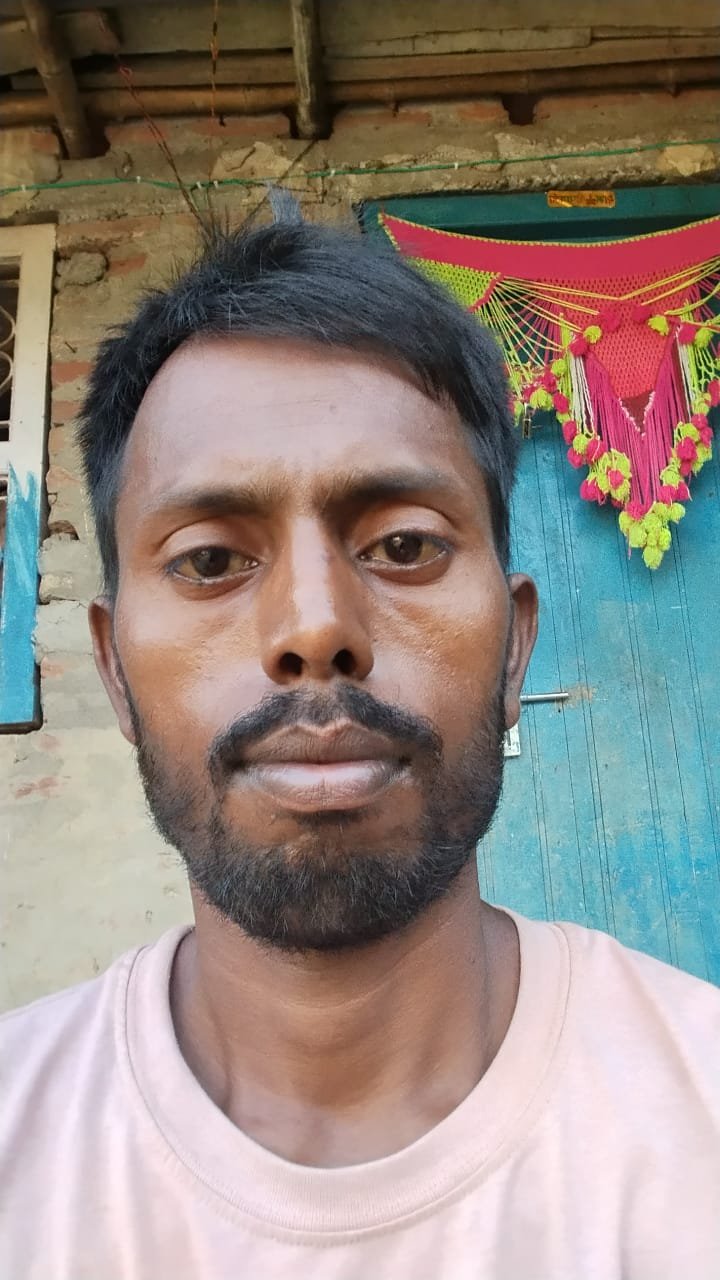एक साल से आधार कार्ड के लिए भटक रहा परिवार, ढाई हजार रुपये लेने के बाद भी नहीं हुआ काम, गर्भवती पत्नी और तीन बच्चों के भविष्य पर संकट