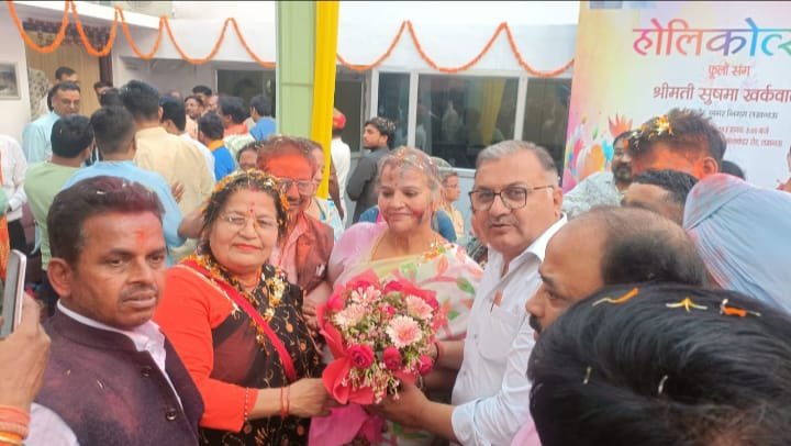 महापौर के निज निवास पर फूलों की होली