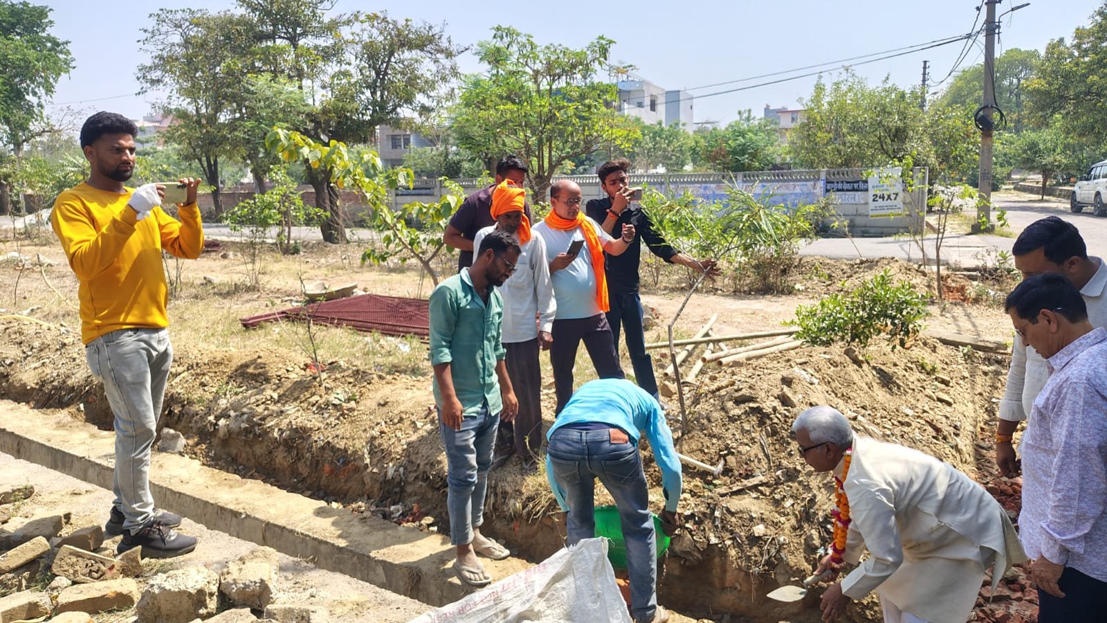 वार्ड जानकीपुरम तृतीय में ग्रीन बेल्ट के चारों तरफ लगी जाली