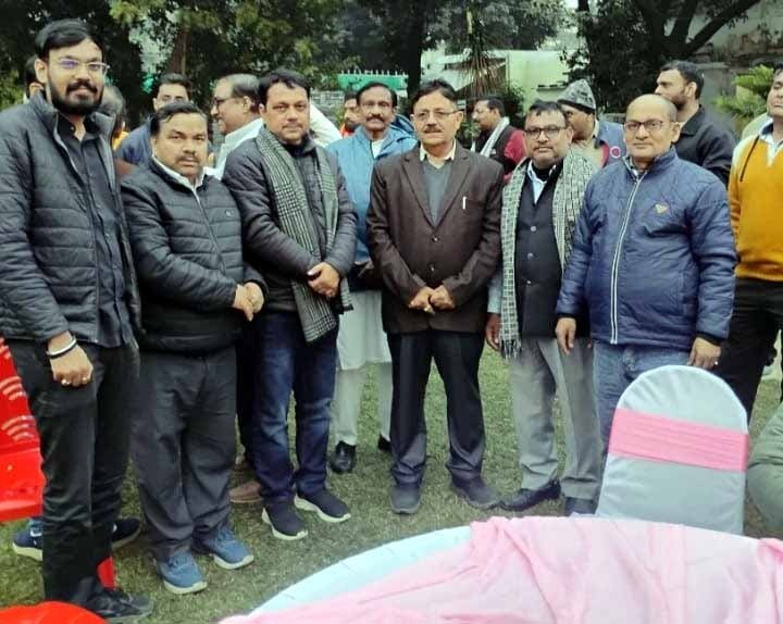 नए वर्ष के स्वागत में शहर भर में उमंग, बधाइयों और तहरी भोज का आयोजन