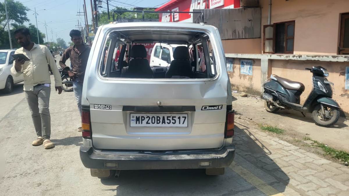 बड़ा हादसाः स्कूल वैन और कार में जोरदार भिड़ंत, ओवरलोड वैन में सवार 8 बच्चे घायल, दो की हालत गंभीर