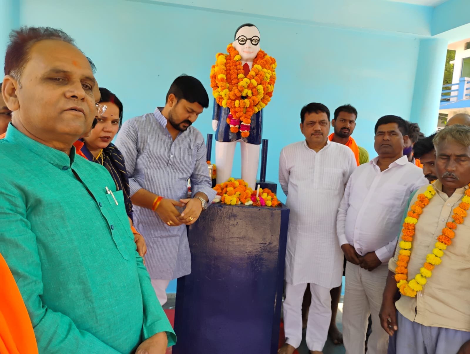डा. अंबेडकर की मूर्ति पर हुआ पुष्पांजलि कार्यक्रम