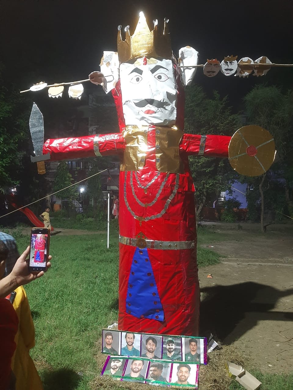 जानकीपुरम में दशहरा पर अनोखा रावण दहन