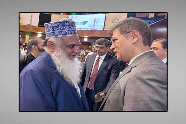 کراچی:سرپرستِ اعلیٰ آل سٹی تاجر اتحاد ایسوسی ایشن محمد شرجیل گوپلانی اکنامک سمٹ کے کامیاب انعقاد پر یو بی جی کے سربراہ ایس ایم تنویر کو مبارکباد پیش کررہے ہیں،سابق وفاقی وزیر گوہراعجاز بھی موجود ہیں