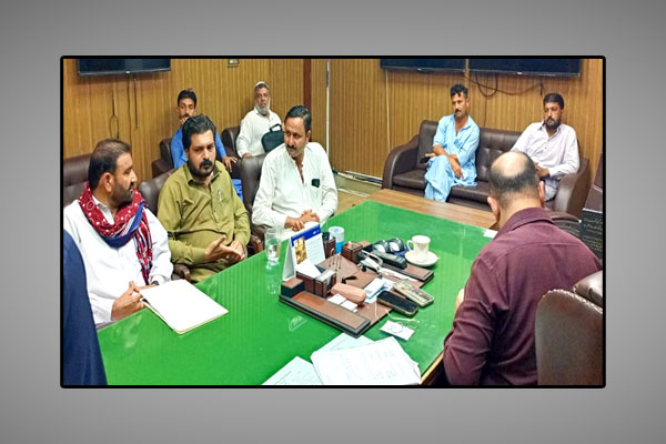 مزدور رہنمائوں کے وفد کی لانڈھی سیسی اسپتال کے MSسے ملاقات