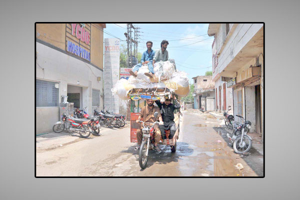 ملتان ،مزدور موٹرسائیکل رکشے کی چھت پر بیٹھ کر سفر کررہے ہیں جو کسی بھی حادثے کا باعث بن سکتاہے