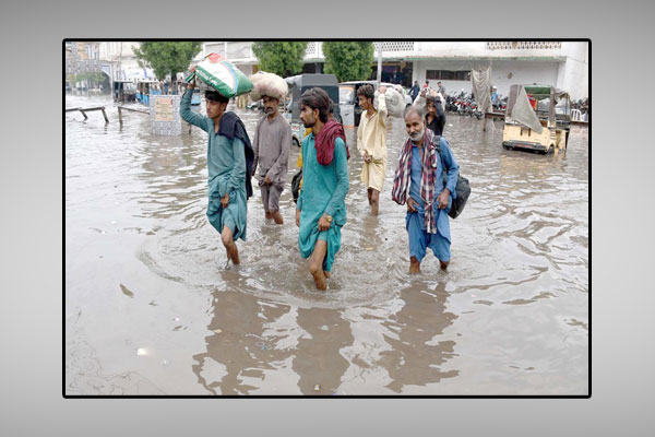 حیدرآباد بارش کے پانی میں پھنسے ہوئے مزدور اپنا بچاکچھا سامان لے کرکسی محفوظ مقام کی جانب جارہے ہیں