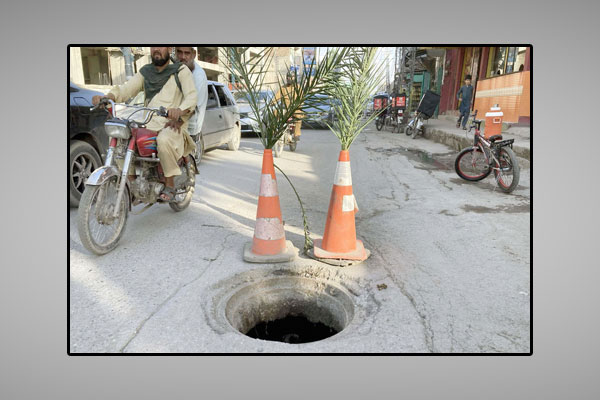 پشاور،ورسک روڈ پر کھلا ہوا مین ہول کسی بھی حادثے کاباعث بن سکتاہے