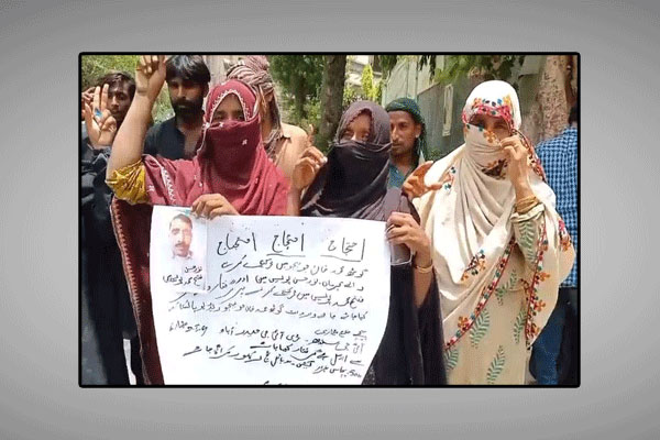 حیدرآباد ،مٹیاری کے رہائشی پولیس گردی کیخلاف پریس کلب کے سامنے احتجاج کررہے ہیں