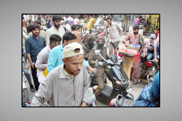 لاہور،حکومت کی جانب سے بغیر ہیلمنٹ کے پابندی کے باوجود لیڈی کانسٹیبل بغیر ہیلمنٹ کے موٹرسائیکل چلارہی ہیں ،جو قانون کی خلاف ورزی ہے