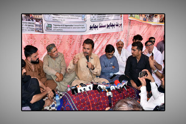 حیدرآباد ،سندھ یونائیٹڈ پارٹی کے صدر زین شاہ سندھ اسٹوڈنٹس ایکشن کمیٹی کے احتجاج کی قیادت کررہے ہیں