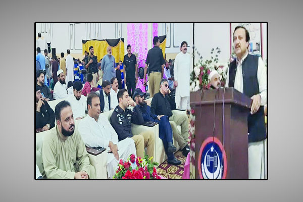 چارسدہ، خیبرپختونخوا کے وزیر معدنیات عارف احمد زئی شہدائے پولیس کے سلسلے میں منعقدہ تقریب سے خطاب کررہے ہیں