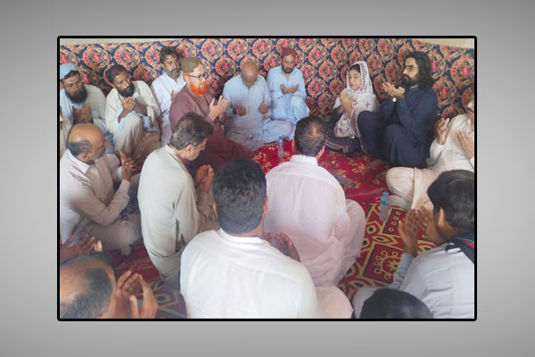 خیرپور،جماعت اسلامی سندھ کے مرکزی ڈپٹی جنرل سیکرٹری ممتاز حسین سہتو صحافی شاکر سولنگی کے صاحبزادے کے انتقال پر فاتحہ خوانی کررہے ہیں