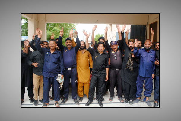 حیدرآباد،سول اسپتال کے سیکورٹی گارڈز تنخواہوں کی عدم ادائیگی پر پریس کلب کے سامنے سراپا احتجاج ہیں