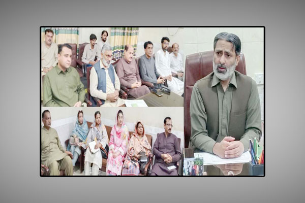 نواب شاہ: ڈسٹرکٹ الیکشن کمشنر محمد یوسف مجید انو ووٹ رجسٹریشن کے حوالے سے اجلاس کی صدارت کررہے ہیں