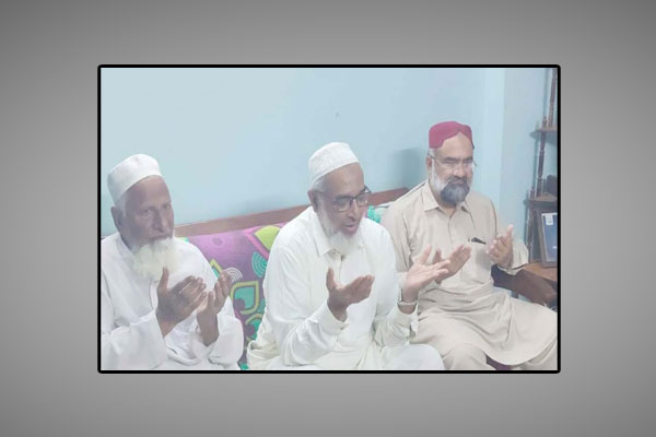 حیدرآباد: سابق مرکزی نائب امیر جماعت اسلامی راشد نسیم نائب امیر ضلع عبدالقیوم شیخ کی والدہ کی وفات پر فاتحہ کرتے ہوئے