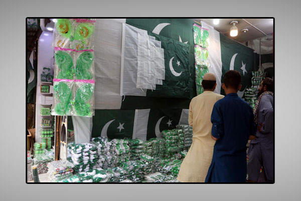 پشاور،جشن آزادی کی آمد آمد ہے، دکاندار نے قومی پرچم و جھنڈیاں گاہکوں کے لیے سجائی ہوئی ہیں