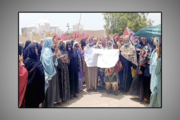 گڑھی خدابخش: مختلف اضلاع سے تعلق رکھنے والی لیڈی ہیلتھ ورکرز پی پی ایچ آئی کیخلاف مظاہرہ کررہی ہیں