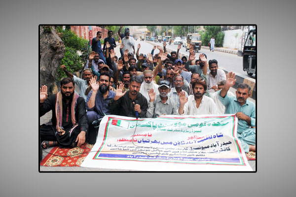 حیدرآباد ،واٹراینڈ سیوریج کارپوریشن کے ملازمین تنخواہوں کی عدم ادائیگی پر احتجاج کررہے ہیں