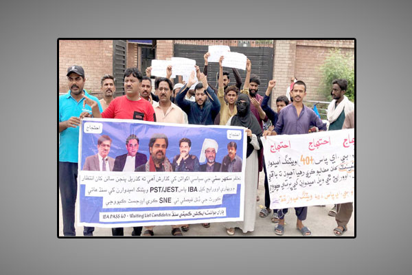 سکھر: پی ایس ٹی اور جے ایس ٹی امیدوار سکھر پریس کلب کے باہر مظاہرہ کررہے ہیں