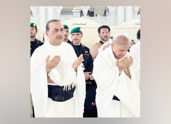 مکہ: وزیراعظم شہبازشریف اور چیف مارشل عاصم منیر عمرہ کی ادائیگی کے دوران حرم میں دعا مانگ رہے ہیں