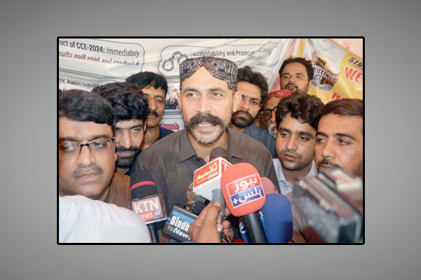 حیدرآباد: سندھ پبلک سروس کمیشن کی انتظامیہ کیخلاف احتجاجی کیمپ میں جونیئر ذوالفقار علی بھٹو میڈیا سے گفتگو کررہے ہیں