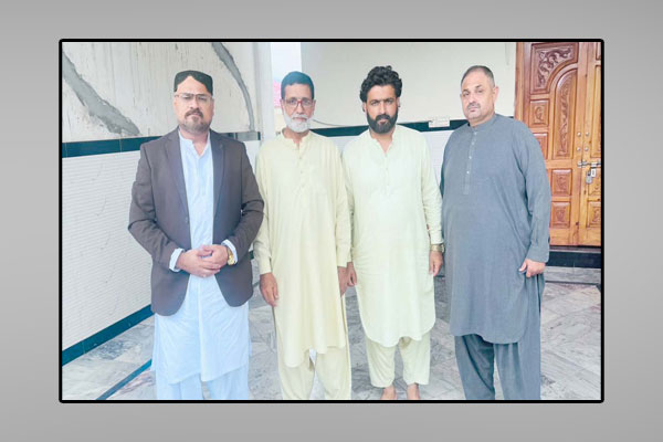 مانسہرہ :رضوان تنولی کا حاجی صالحین سے ملاقات کے بعد گروپ فوٹو