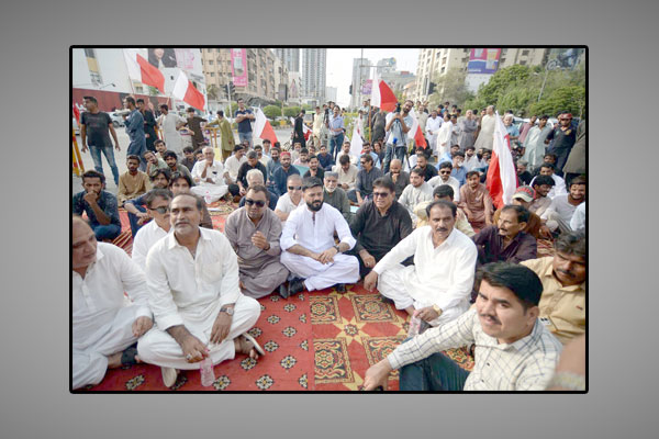 سندھ یونائیٹڈپارٹی کے کارکنان دریائے سند ھ پر متنازع پانی کے منصوبوں کے خلاف احتجاج کررہے ہیں
