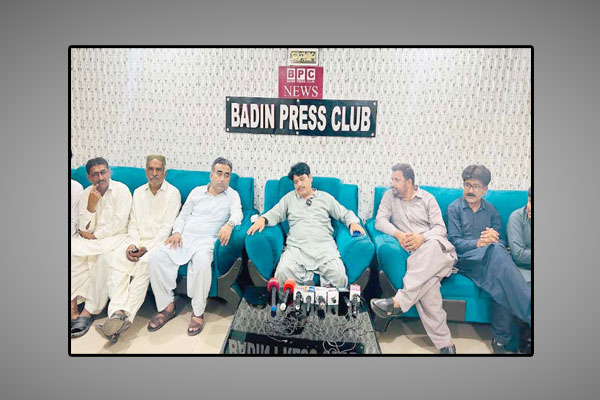 بدین: سومروبرادری کے رہنما شہر میں بے امنی کے حوالے سے پریس کانفرنس کررہے ہیں