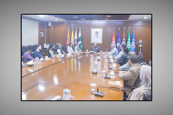 ایڈیشنل آئی جی کراچی آزاد خان سے کمیونٹی پولیسنگ کا وفد ملاقات کررہاہے