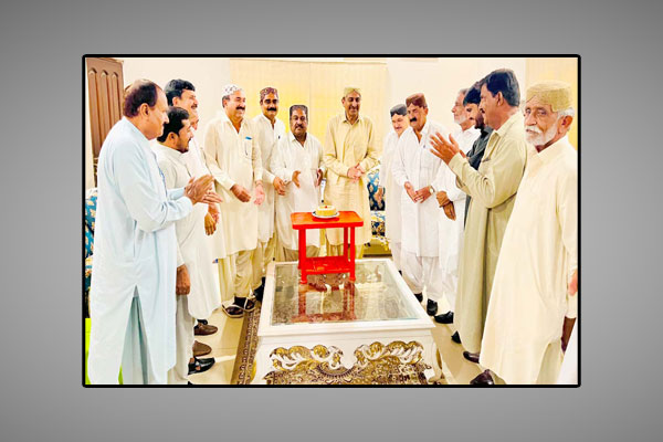 بدین: پیپلزپارٹی کے رہنمائوں کی جانب سے آصف زرداری کی سالگرہ کا کیک کاٹا جارہاہے