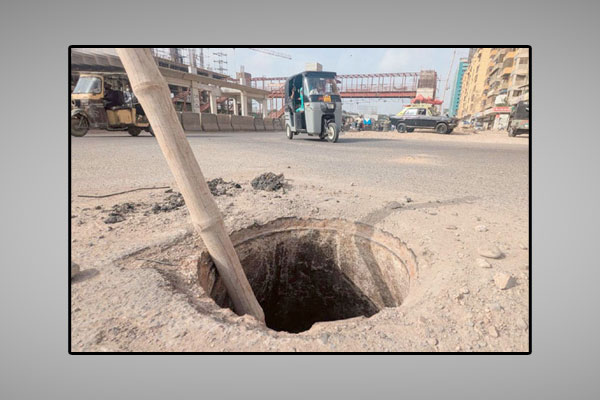 ایم اے جناح روڈ پر گٹر کا ڈھکن غائب ہے جو کسی بھی حادثے کا باعث بن سکتا ہے