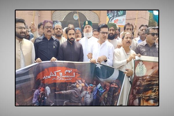 جیکب آباد: ڈپٹی کمشنر شہزاد احمد کی قیادت میں یوم استحصال کشمیر پر کشمیری عوام سے اظہار یکجہتی کیلیے ریلی نکالی جارہی ہے