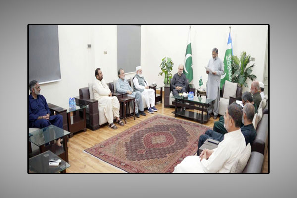 لاہور:قائمقام سیکرٹری جنرل جماعت اسلامی پاکستان نذیر احمد جنجوعہ منصورہ میں حلف اٹھا رہے ہیں