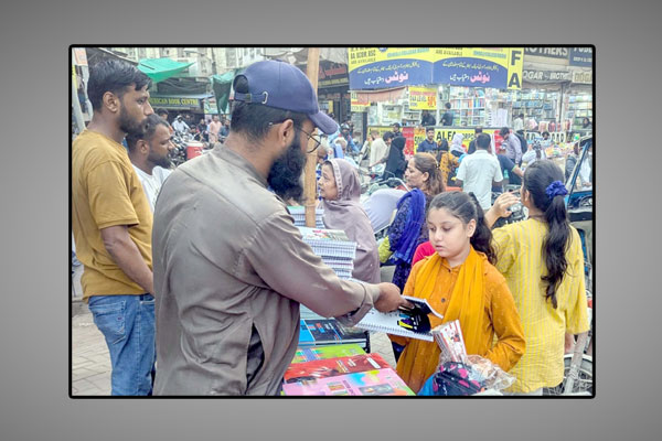 تعلیمی اداروں میں موسم گرما کی تعطیلات ختم ہونے کے بعد والدین اردو بازار سے بچوں کے لیے ضروری اسٹیشنری کاسامان خریدرہے ہیں