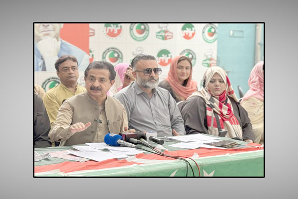پی ٹی آئی رہنما حلیم عادل شیخ پریس کانفرنس کررہے ہیں