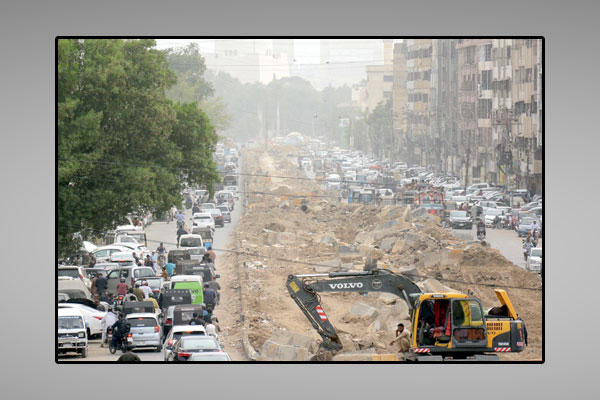 ایم اے جناح روڈ پرجاری تعمیراتی کام کی وجہ سے ٹریفک جام معمول بن گیاہے جس سے شہریوں کو شدید دشواری کا سامنا ہے