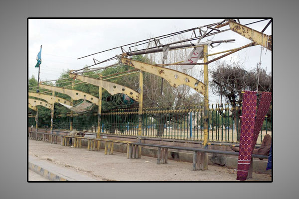 کورنگی روڈ پر بس اسٹاپ خستہ حالی کا شکار ہے