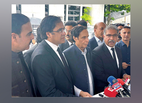 اسلام آباد: تحریک انصاف کے صدر چودھری پرویز الٰہی عدالت عظمیٰ کے باہر میڈیا نمائندوں سے گفتگو کر رہے ہیں