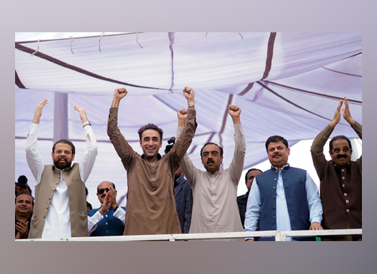 میرپور: پیپلز پارٹی کے چیئرمین بلاول زرداری انتخابی جلسے میں ہاتھ لہرا کر کارکنان کے نعروں کا جواب دے رہے ہیں