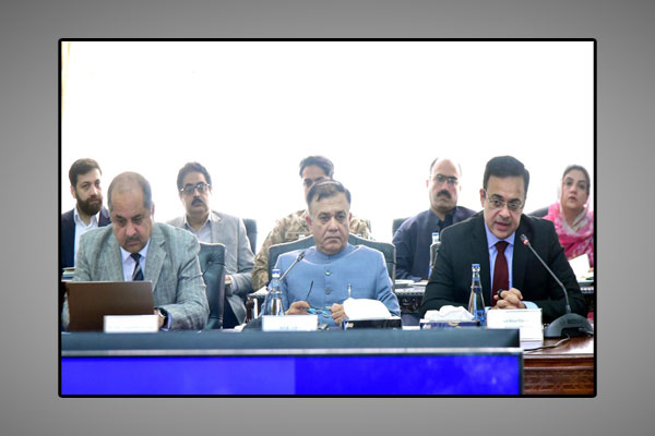 اسلام آباد : وفاقی وزیر برائے اقتصادی امور احد چیمہ اور وزیر اعظم کے مشیر ڈاکٹر توقیر شاہ سیکرٹریز کمیٹی کے اجلاس کی مشترکہ صدارت کر رہے ہیں