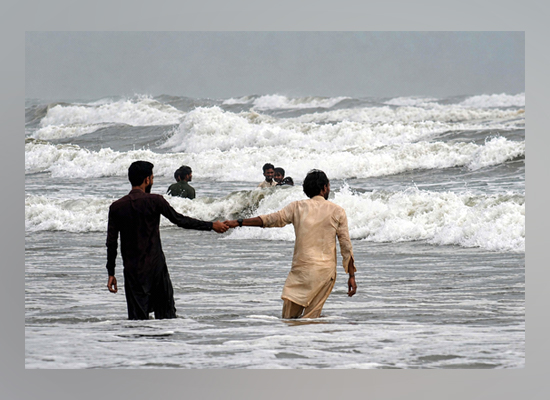 کراچی: چند نوجوان ساحل سمندر پر خوشگوار موسم سے لطف اندوز ہورہے ہیں