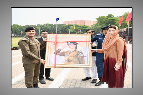 وزیراعلیٰ پنجاب مریم نواز کو لیڈی ریکروٹ کلاس کورس 18 کی پاسنگ آؤٹ تقریب کے دوران کمانڈنٹ پولیس ٹریننگ کالج کیپٹن سہیل پینٹنگ پیش کر رہے ہیں