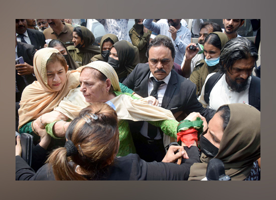 لاہور: عمران خان کی گرفتاری کے 3 برس مکمل ہونے پر احتجاج کرنے والے مظاہرین کو پولیس گرفتار کرکے لے جارہی ہے
